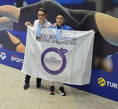 Yüzücülerden Gururlandıran Derece