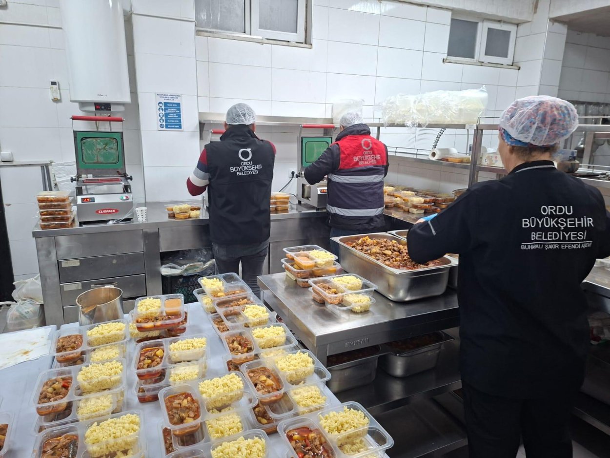 BAŞKAN GÜLER’İN KURDUĞU AŞEVİNDEN GÖNÜL SOFRASI