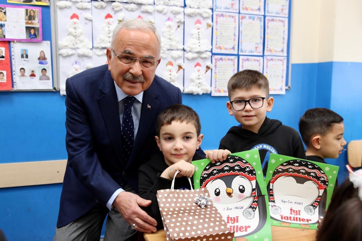 BAŞKAN GÜLER ÖĞRENCİLERİN KARNE SEVİNCİNE ORTAK OLDU