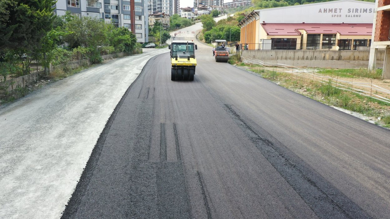 FATSA’DA ALT YAPISI GÜÇLENEN SOKAKLAR ASFALTLA TAÇLANDI