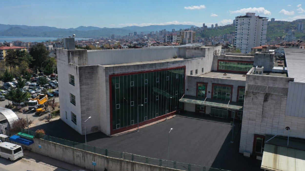 FATSA’DA HASTANE ÖNÜ SICAK ASFALTLA YENİLENİYOR