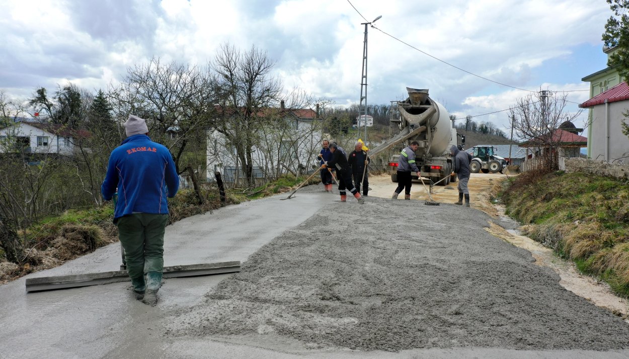 KUMRU’DA BETON YOL SEFERBERLİĞİ SÜRÜYOR