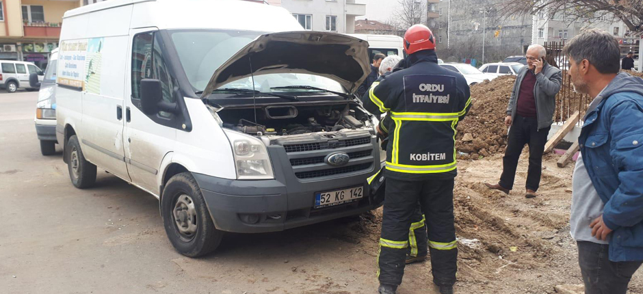 MOTORA SIKIŞAN KEDİ KURTARILDI