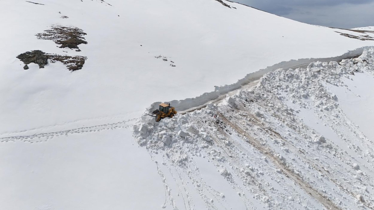 NİSAN AYINDA 4 METRELİK KAR